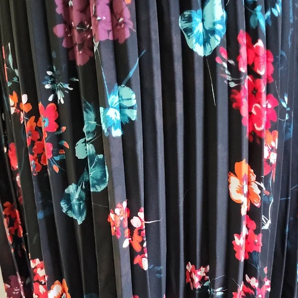 Elle Black Midi Dress with Floral Pleated Skirt Size Petite Large - Picture 5 of 8